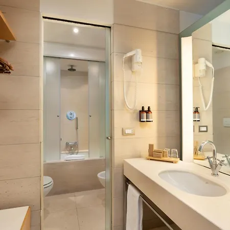 מלון Precise House Mantegna 4*